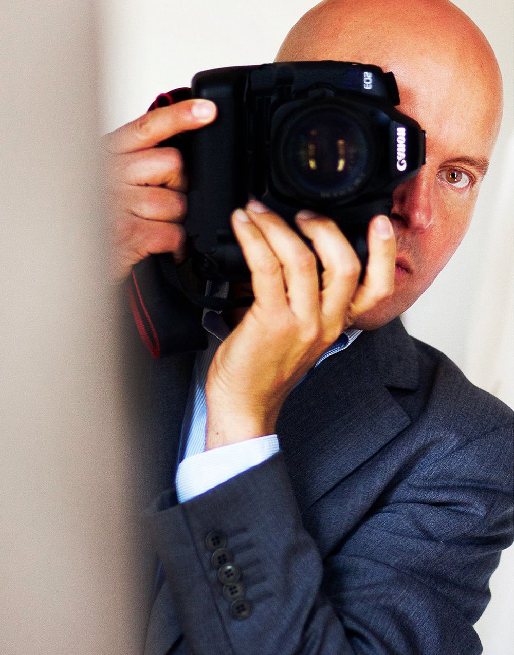 Tertius Xavier van Oosthuyzen is een ervaren trouwfotograaf met focus op details en emoties